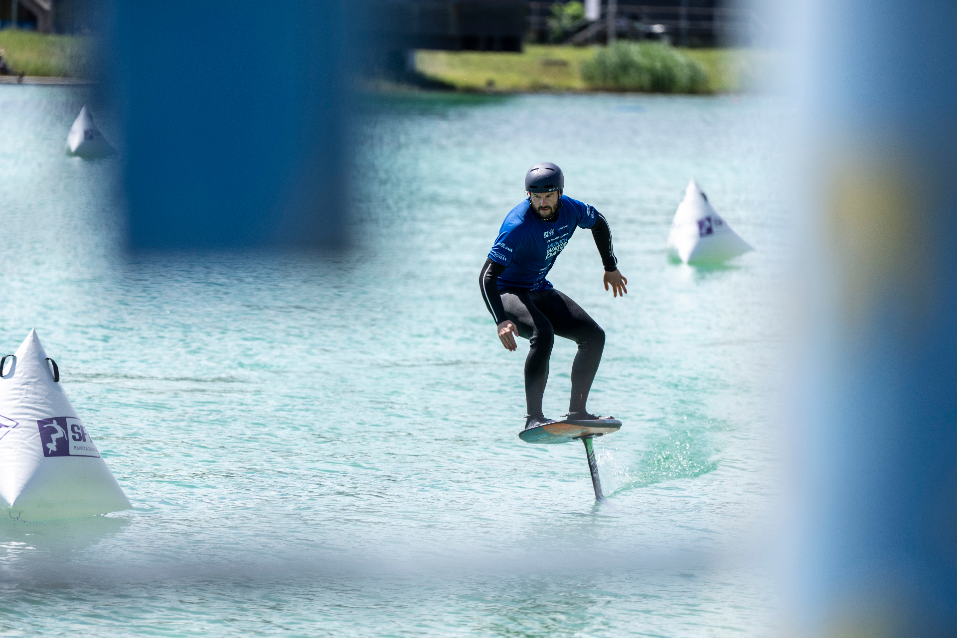 Skimboarder im Sprung über dem Wasser, Skimzone Germany
