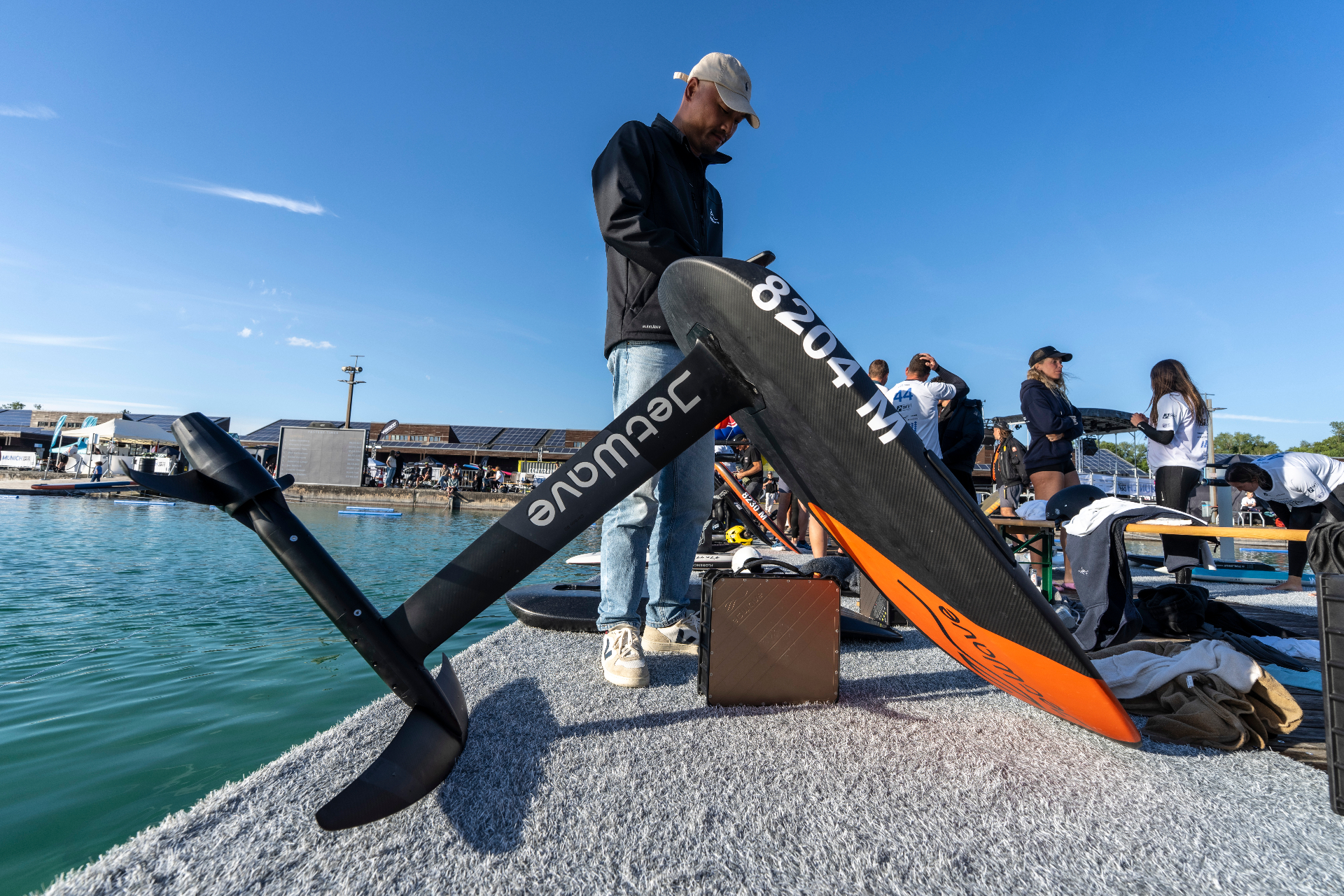 Rider inspiziert ein Jeewave E-Foil an der Regattaanlage